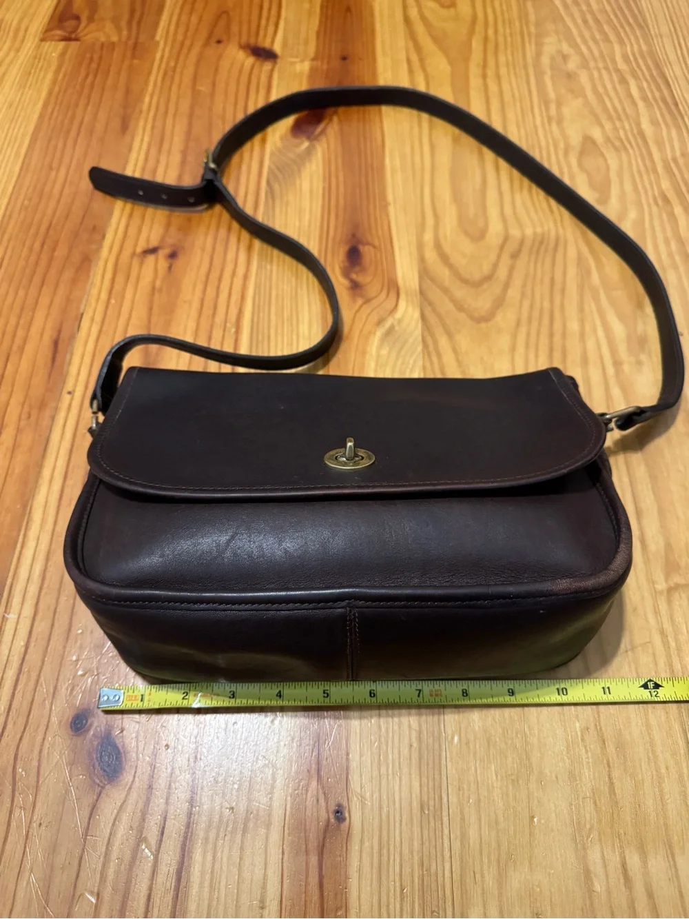 Vintage COACH City Bag 9790 Brown Leather Turnlock Crossbody w/ Charm